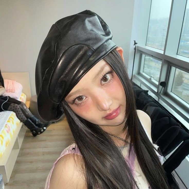 TANNIESSTARR's tweet photo. tired of seeing this makeup style on idols💔 https://t.co/EPhDin4EOY