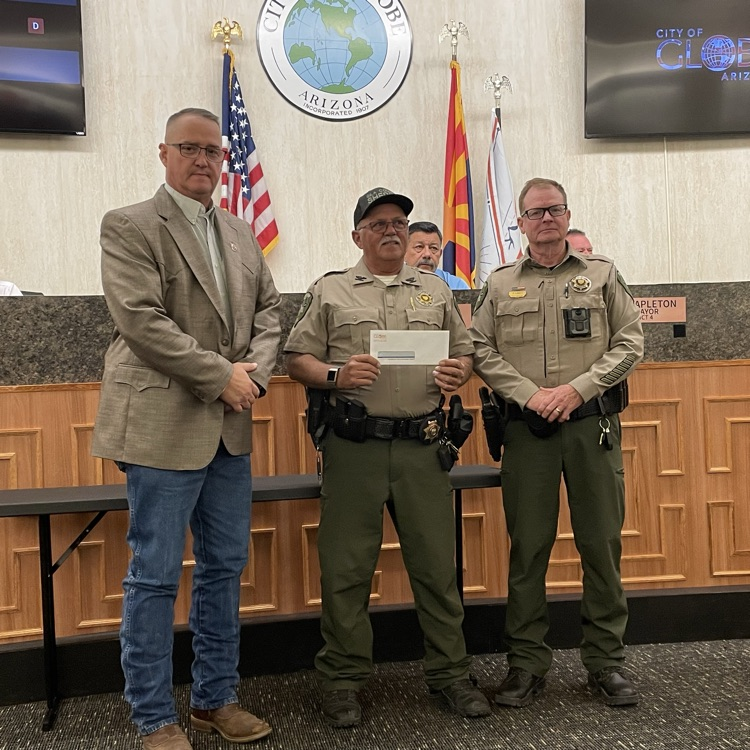 city_globe's tweet image. At tonight’s City Council meeting, we proudly presented a $5,000 donation to the Gila County Sheriff's Posse in thanks for their support &amp;amp; partnership at City events. Their dedication helps keep Globe safe and we’re grateful for their service! 💙 #GlobeAZ #PeopleProcessProgress