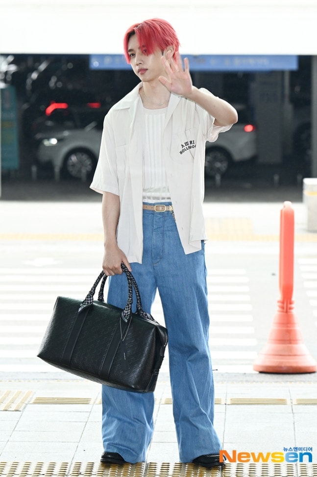 PHOTO】THE BOYZ ソヌ、ファッションショーのためフランスへ出国…赤髪