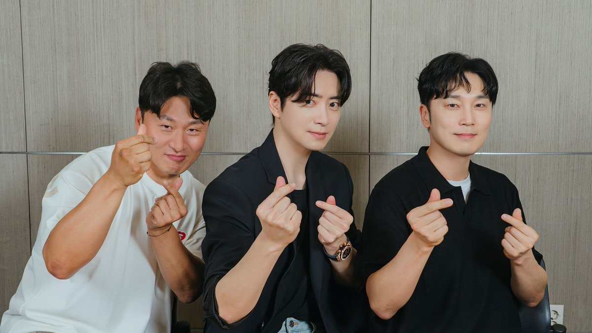 명절에 가끔 삼촌들이 사진 찍어달라고 이럼
보통 왼쪽이 원해서 나머지가 같이 해주는 거임