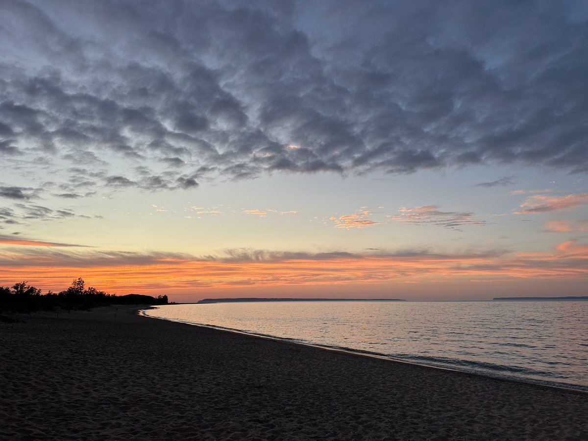 jeffboothTV's tweet image. Another GREAT sunset!

#Tuesday #upnorth #fun #beautiful #sunset @PureMichigan @WTRF7News