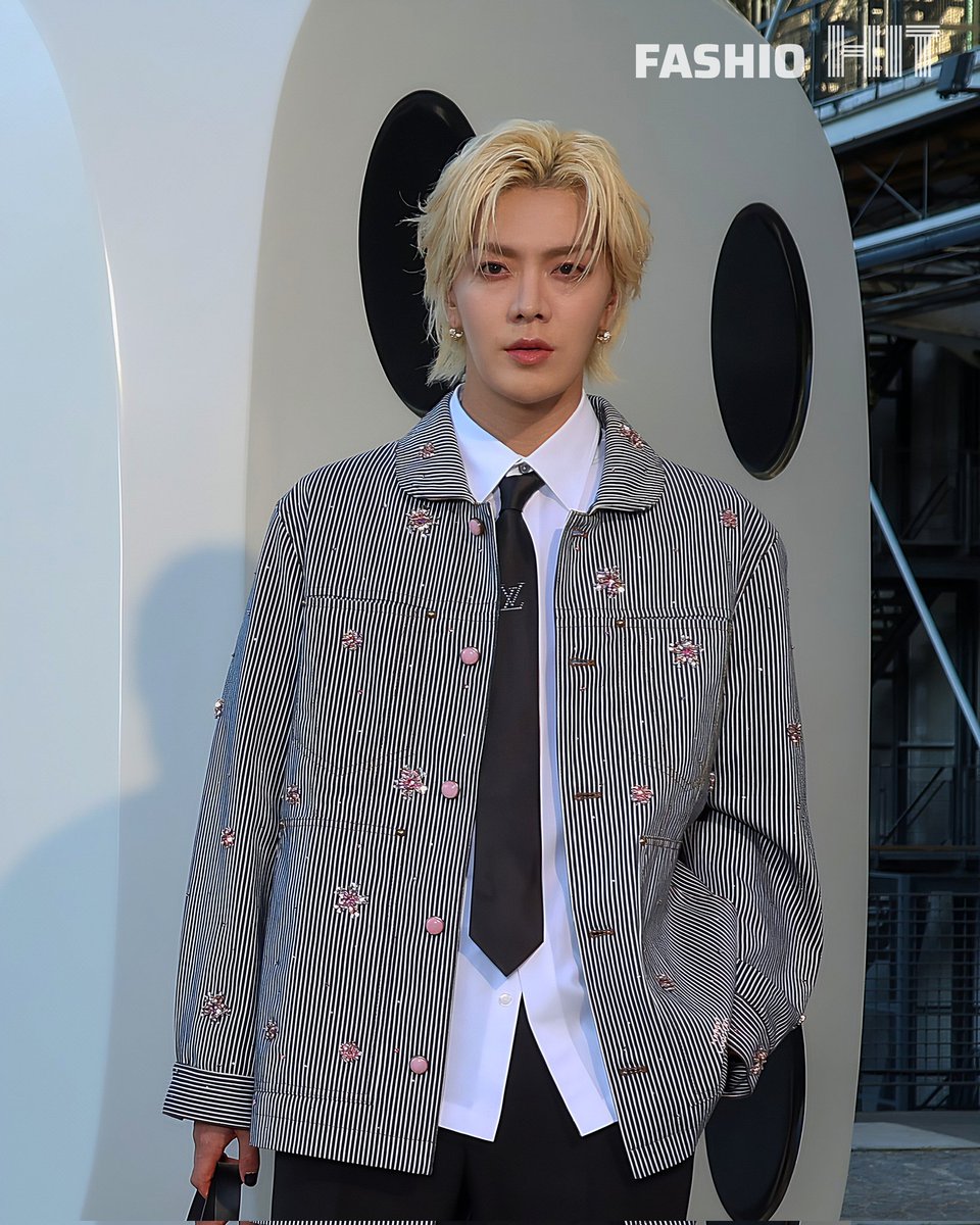 fashiohit_'s tweet photo. Japanese singer YUTA stepped out for the Louis Vuitton Men’s Spring-Summer 2026 show, turning heads with his effortless style and undeniable presence on the Paris fashion scene.

#FashioHIT #YUTAtoLVPFW #LouisVuittonxYUTA #LOUISVUITTON https://t.co/GRMJy3DQcJ