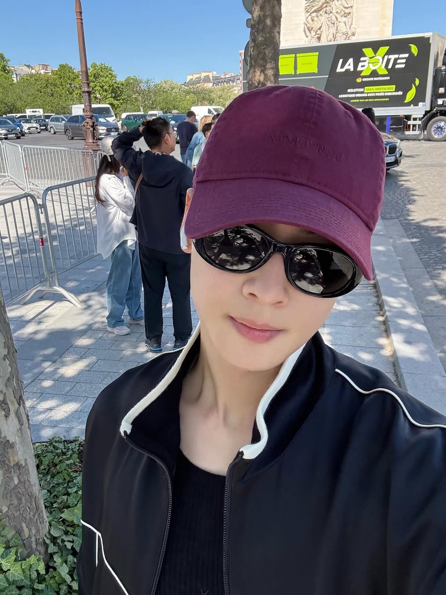 _storyc_'s tweet photo. 차은우 패션위크 가기전에 짬내서 러닝한다고 싸인도 재꼈는데 나오자마자 에어팟떨구기 퍼포먼스보여줌      
저러고 내여자들을위해서 셀카찍어줬는데 무슨일이있었는지 다털림         
ㅅㅂ오빠  ㄱㅊ습니카ㅜㅜㅋㅋㅋㅋㅋㅋㅋㅋㅋㅋ https://t.co/FglRFE3LWV