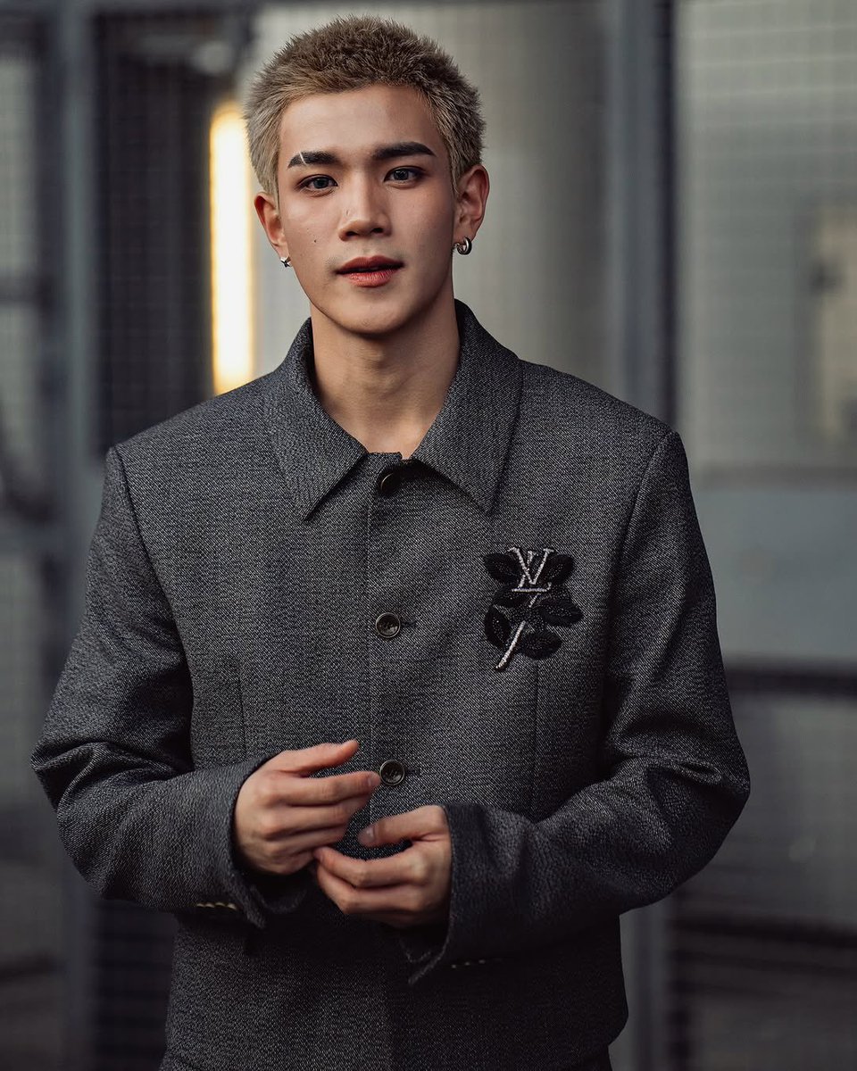 Fa_diaxoxoxo's tweet photo. Uhf 🔥😭💘🤌

Going speechless by the pics ngl

FOURTH SO SHINE WITH LVSS26
#LVSS26xFourth #LOUISVUITTON 
#LVMenSS26 @LouisVuitton 
#Fourthnattawat @tawattannn https://t.co/2qUi5mHjfu