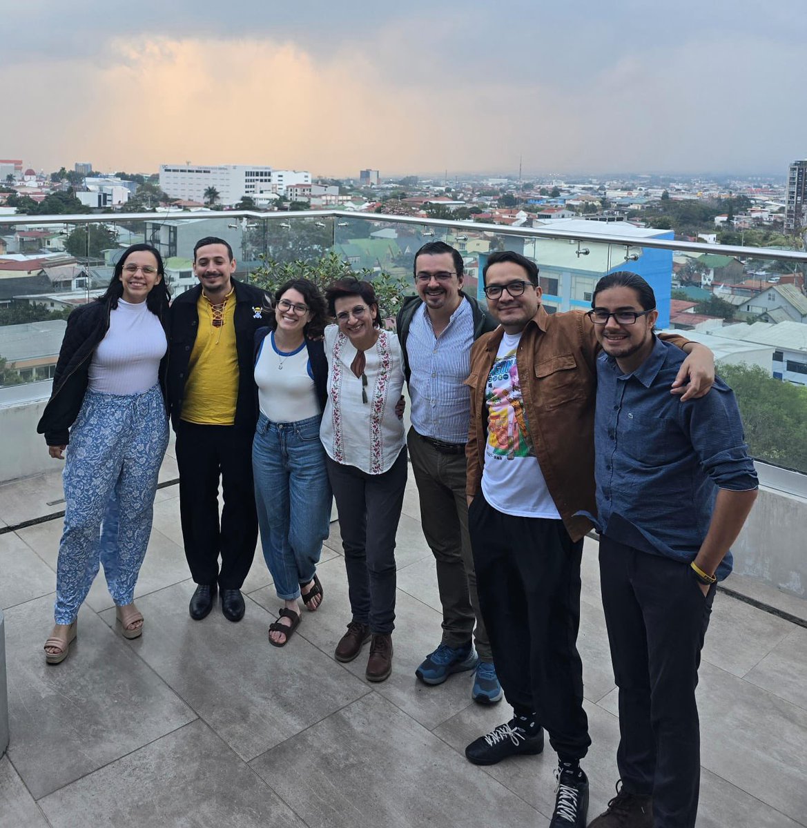 ¡Jornadas semanales de 40hrs!¡Sí! 
¡Jornadas de 12 horas por día sin pago de horas extra! ¡No! 

Quienes representamos a la juventud nunca podremos votar una vía rápida a un proyecto que le quita las horas extra y pone la gente a trabajar 12 horas. Debemos hablar de jornadas de