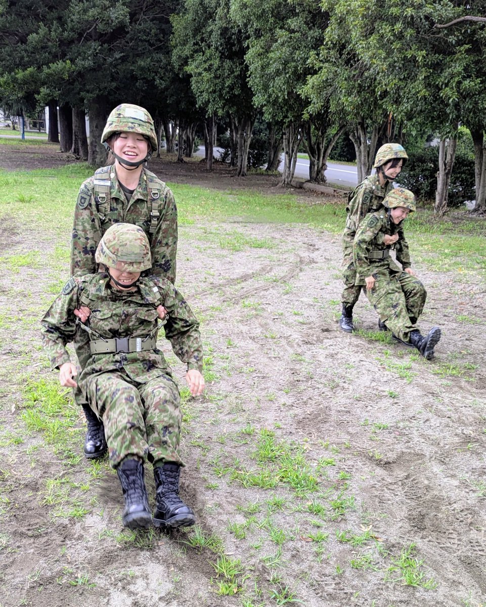 1log_nerima's tweet image. 【看護科隊付教育】
防衛医大卒の看護科幹部候補生が今年も衛生隊に着隊しました!未来の職場となる衛生科部隊の活動を約1ヶ月間研修します。強くて優しい看護官になるべく日々奮闘中です。防医大看護学科に関心のある方は下記のURLへ🔍
mod.go.jp/gsdf/jieikanbo…