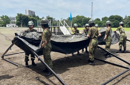 1log_nerima's tweet image. 【看護科隊付教育】
防衛医大卒の看護科幹部候補生が今年も衛生隊に着隊しました!未来の職場となる衛生科部隊の活動を約1ヶ月間研修します。強くて優しい看護官になるべく日々奮闘中です。防医大看護学科に関心のある方は下記のURLへ🔍
mod.go.jp/gsdf/jieikanbo…
