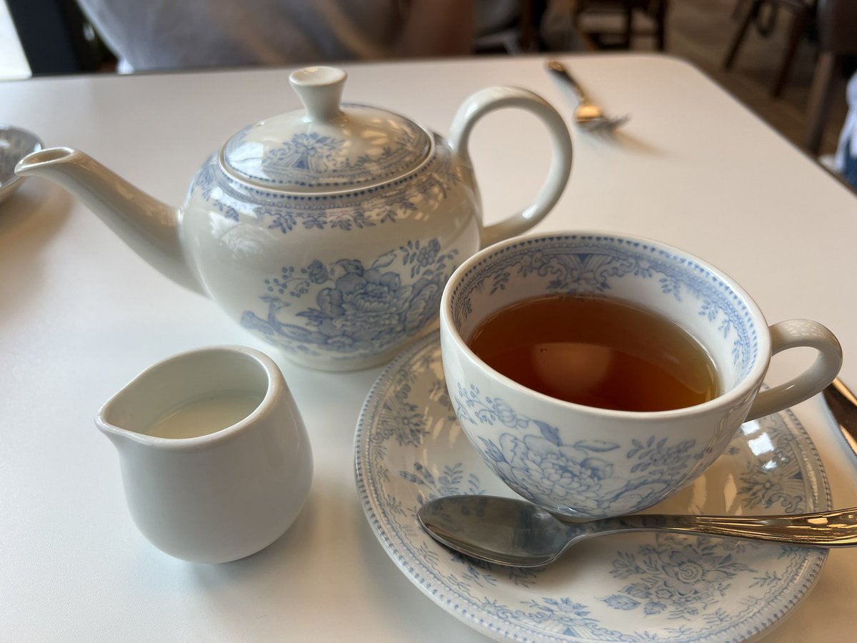 先日万博に行ってきたのですが、英国館アフタヌーンティーの食器が素敵