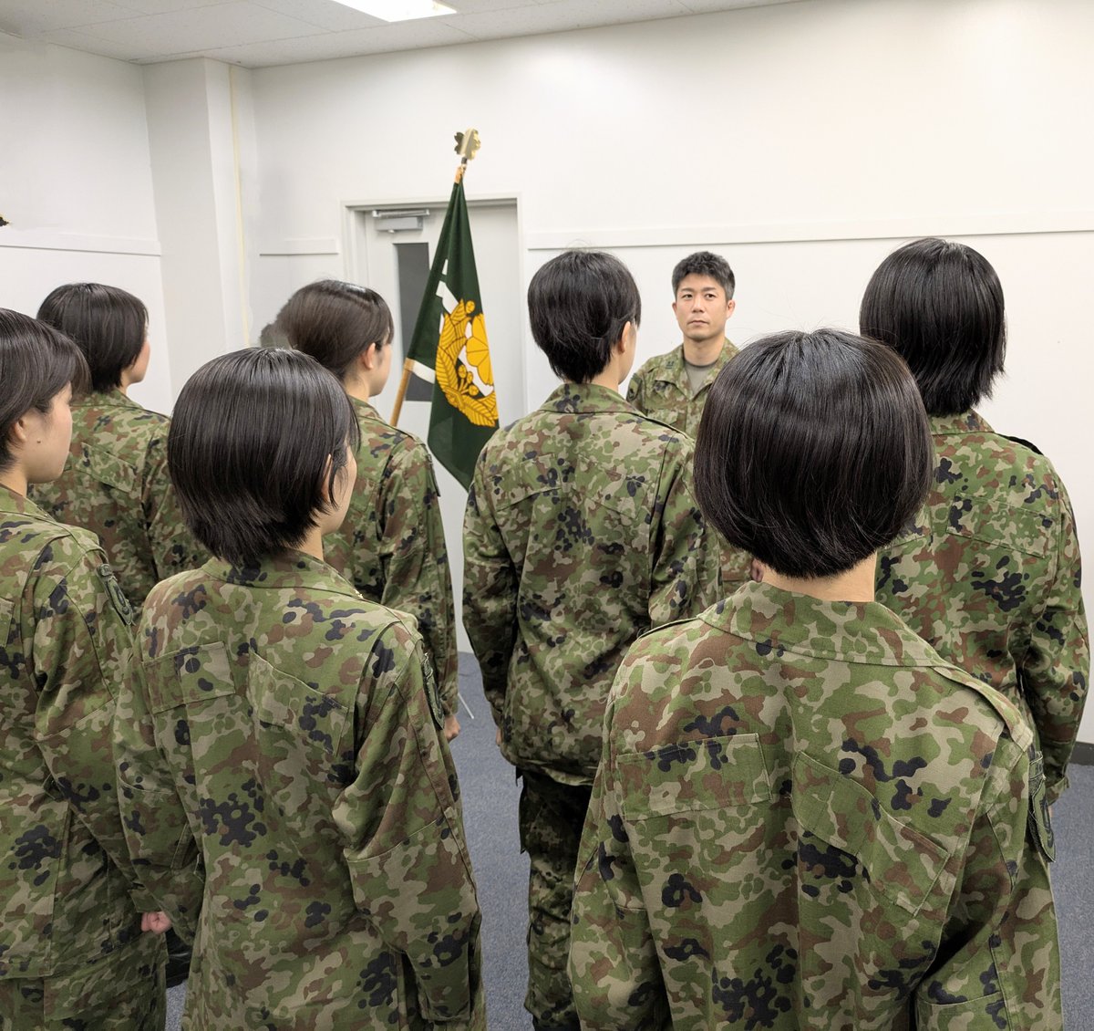 1log_nerima's tweet image. 【看護科隊付教育】
防衛医大卒の看護科幹部候補生が今年も衛生隊に着隊しました!未来の職場となる衛生科部隊の活動を約1ヶ月間研修します。強くて優しい看護官になるべく日々奮闘中です。防医大看護学科に関心のある方は下記のURLへ🔍
mod.go.jp/gsdf/jieikanbo…