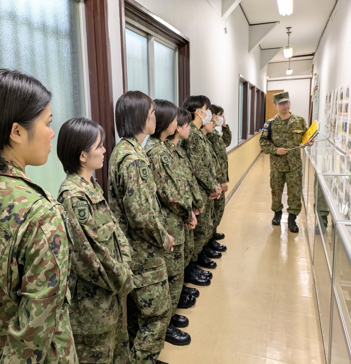 1log_nerima's tweet image. 【看護科隊付教育】
防衛医大卒の看護科幹部候補生が今年も衛生隊に着隊しました!未来の職場となる衛生科部隊の活動を約1ヶ月間研修します。強くて優しい看護官になるべく日々奮闘中です。防医大看護学科に関心のある方は下記のURLへ🔍
mod.go.jp/gsdf/jieikanbo…