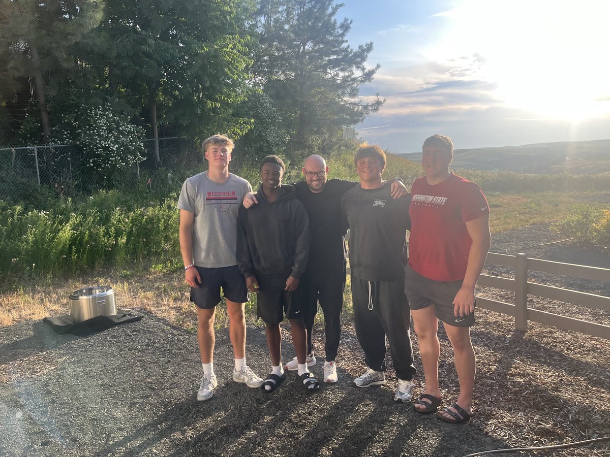 Frosh Feast ⁦<a href="/WSUCougarFB/">Washington State Football</a>⁩! #brotherhood