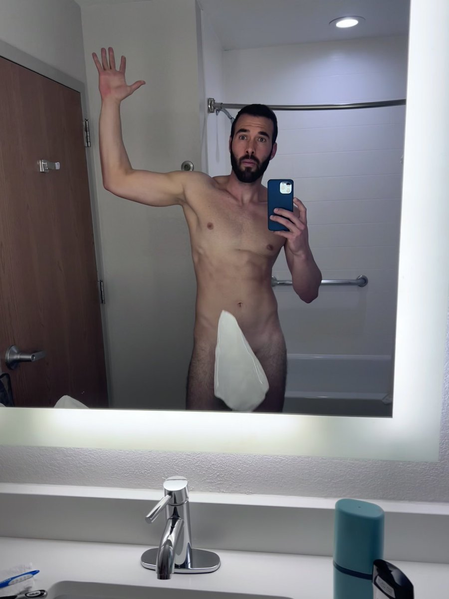 robertbetterX's tweet photo. Que pasa aquí? La toalla creo que se cae por allá por la página azul😏🤪 https://t.co/UR02ztQPXO