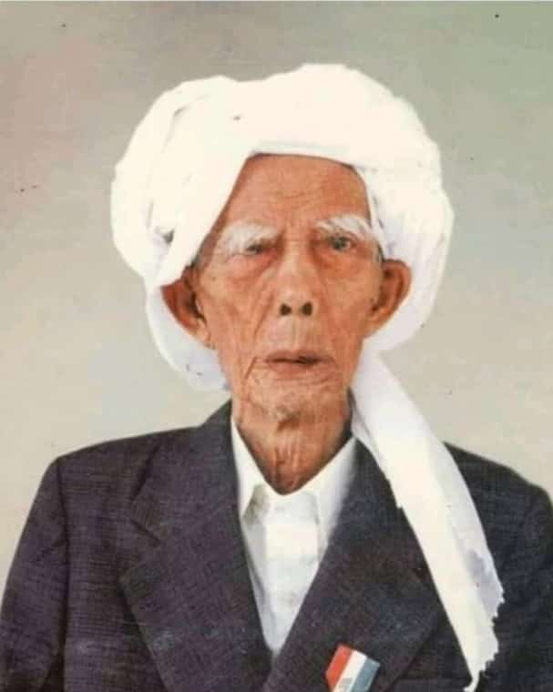 Dalam salah satu penggalan syi'irnya Maulana Syaikh TGKH.M Zainuddin Abdul Madjid prnh brkta;
واعلم أخي أننا في زمان الفتن * حتى يرو حسنا ماليس بالحسن
"Ketahuilah wahai saudaraku bahwasanya kita sedang berada dizaman fitnah, yg mana orang berbuat kebaikan dianggap tidak benar."
