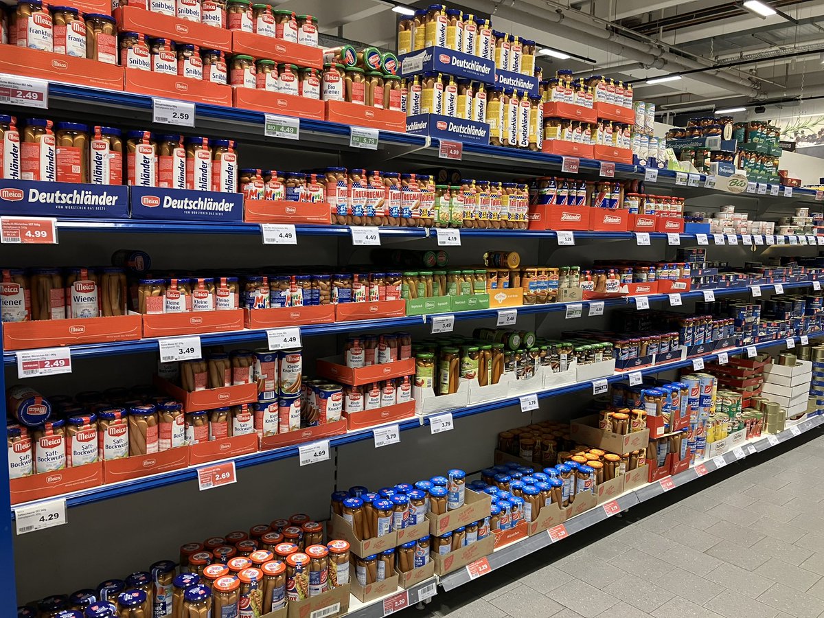 Hyllan för korvkonserver på min närbutik i Berlin.