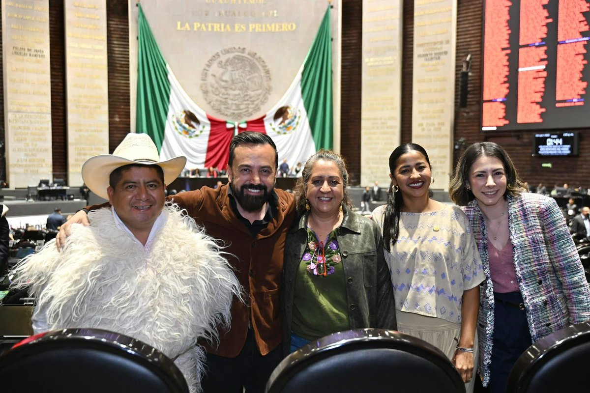 Azucena Arreola (@azucena_arreola) on Twitter photo Continuamos trabajando en el desahogo de la amplia agenda legislativa del primer periodo extraordinario de la LXVI Legislatura.
Me dio mucho gusto compartir la jornada de hoy con el Dr. <a href="/RicardoMonrealA/">Ricardo Monreal A.</a>, presidente de la Jucopo en <a href="/Mx_Diputados/">H. Cámara de Diputados</a>, y con mis compañeras y compañeros. Continuamos trabajando en el desahogo de la amplia agenda legislativa del primer periodo extraordinario de la LXVI Legislatura.
Me dio mucho gusto compartir la jornada de hoy con el Dr. <a href="/RicardoMonrealA/">Ricardo Monreal A.</a>, presidente de la Jucopo en <a href="/Mx_Diputados/">H. Cámara de Diputados</a>, y con mis compañeras y compañeros.