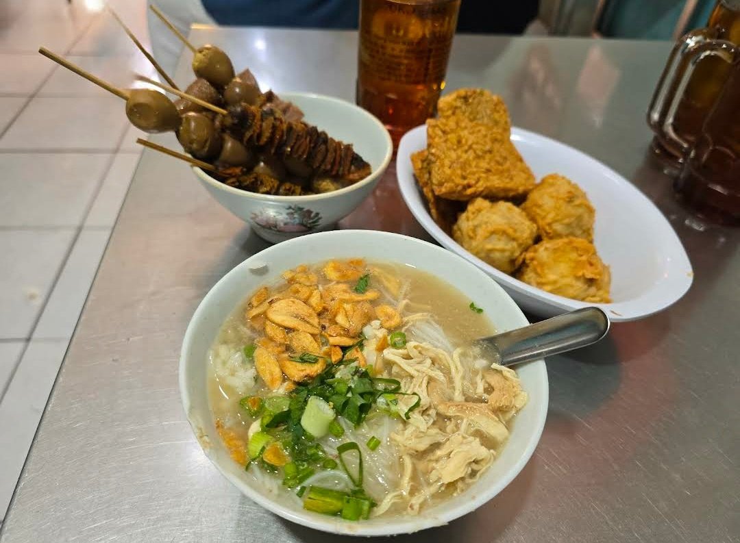 Kuliner Semarang seleraku ❤️

1. Soto Bokoran

Jl. Plampitan. Kesukaannya <a href="/arieparikesit/">#KelanaRasa</a>.

Kalo aku sekarang cenderung ke Mas Boed aja di Banyumanik (sejak rumah Pleburan dijual).

maps.app.goo.gl/TkoyGxQFv4nZwM…

#kulinersemarang