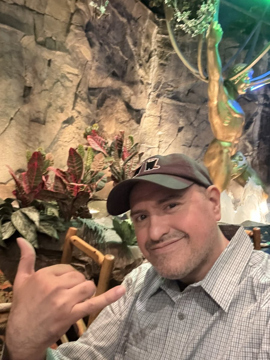 AlohaPete's tweet photo. #NowPlaying #CaptainRon 
I just realized that Martin Harvey talks about writing a book someday and the film is narrated by Harvey once they set sail so the story he wrote was the film we are watching. Brilliant!💓💓💓🌺🌺🌺👽🤙🌈 
Watching from deep inside the Rainforest Cafe🤙 https://t.co/oYIhqmmjEX