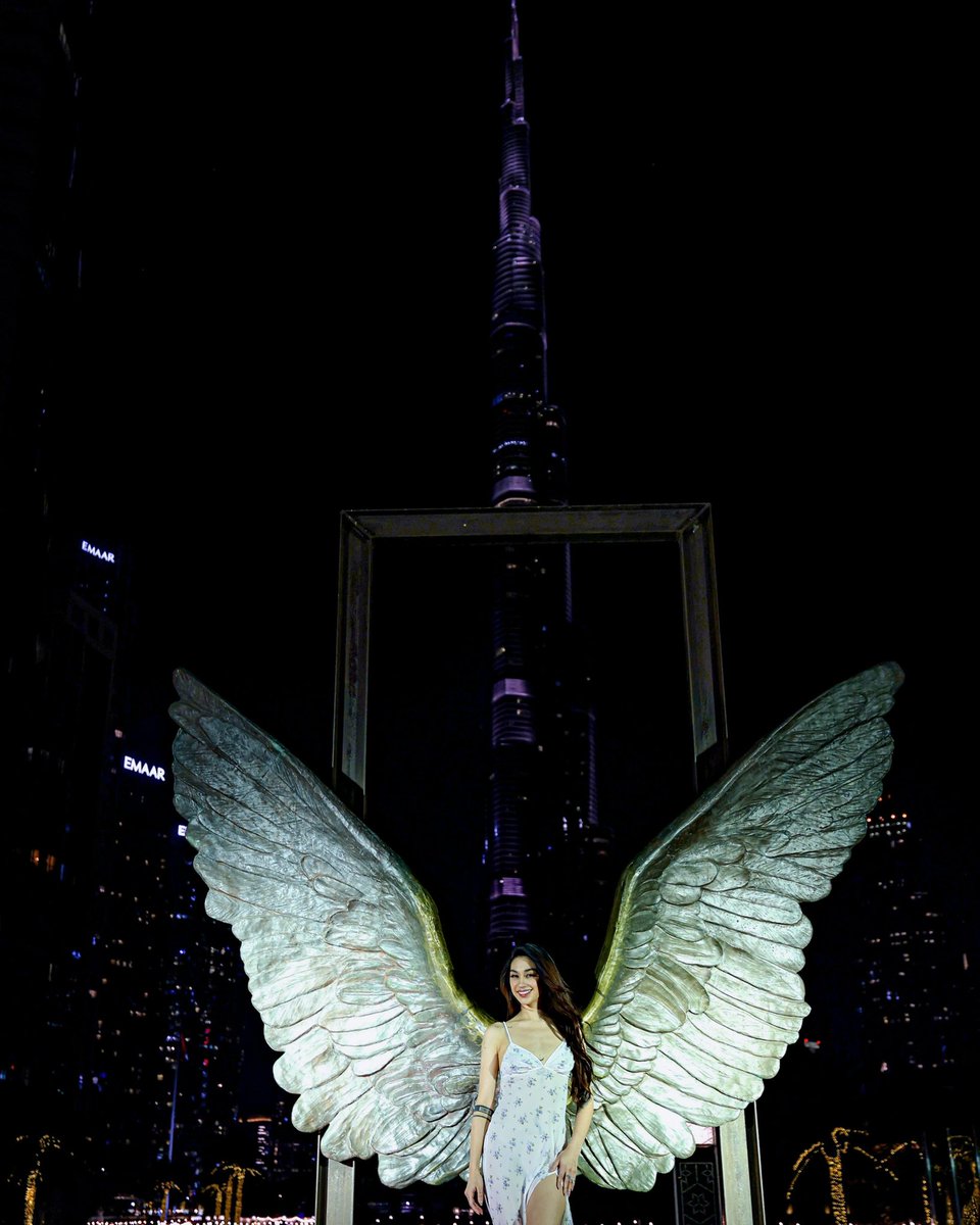 PilipinasToday_'s tweet image. Victoria’s Secret angel model ang atake ng content creator na si Zeinab Harake sa ilang stunning photos niya habang siya ay nasa Dubai.

“Victoria Angels feels like 🪽,” caption ni Zeinab.

📷: Zeinab Harake/Instagram

#PilipinasToday
#ZeinabHarake
#Zebbies