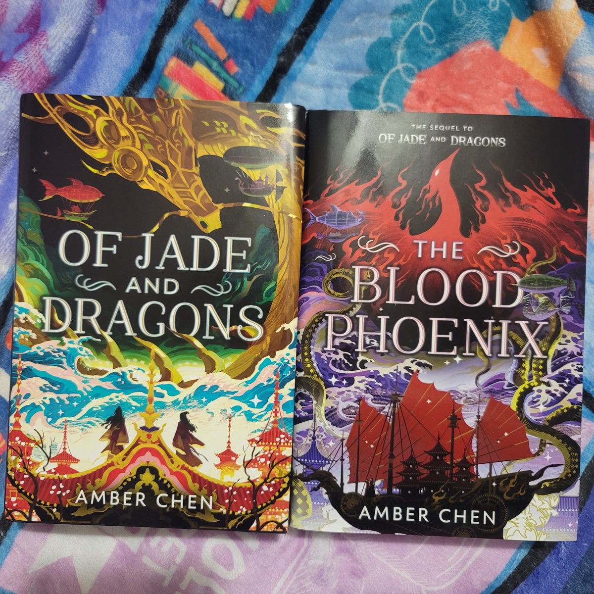 The AR Critique (@thearcritique) on Twitter photo <a href="/penguinrandom/">Penguin Random House ๐ง๐ ๐</a> <a href="/amberwrites88/">Amber Chen ๐น</a> Check out this beautiful duo books 1&2 ๐ #romantasy #dragons #mythology #goodreads #amazon <a href="/penguinrandom/">Penguin Random House ๐ง๐ ๐</a> <a href="/amberwrites88/">Amber Chen ๐น</a> Check out this beautiful duo books 1&2 ๐ #romantasy #dragons #mythology #goodreads #amazon