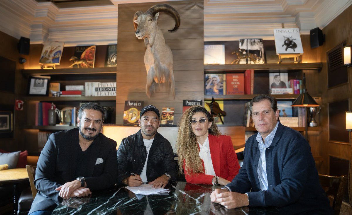 hookmxoficial's tweet image. ¡Marco Fabián firma con Dubbing Hits Entertainment y Marka Talent! 🏆⚽️ Una alianza histórica que trasciende el fútbol y lo lleva a una nueva dimensión en el mundo del entretenimiento y los negocios. 
¡Un paso audaz hacia el futuro! 💥 #MarcoFabián #DubbingHits #MarkaTalent