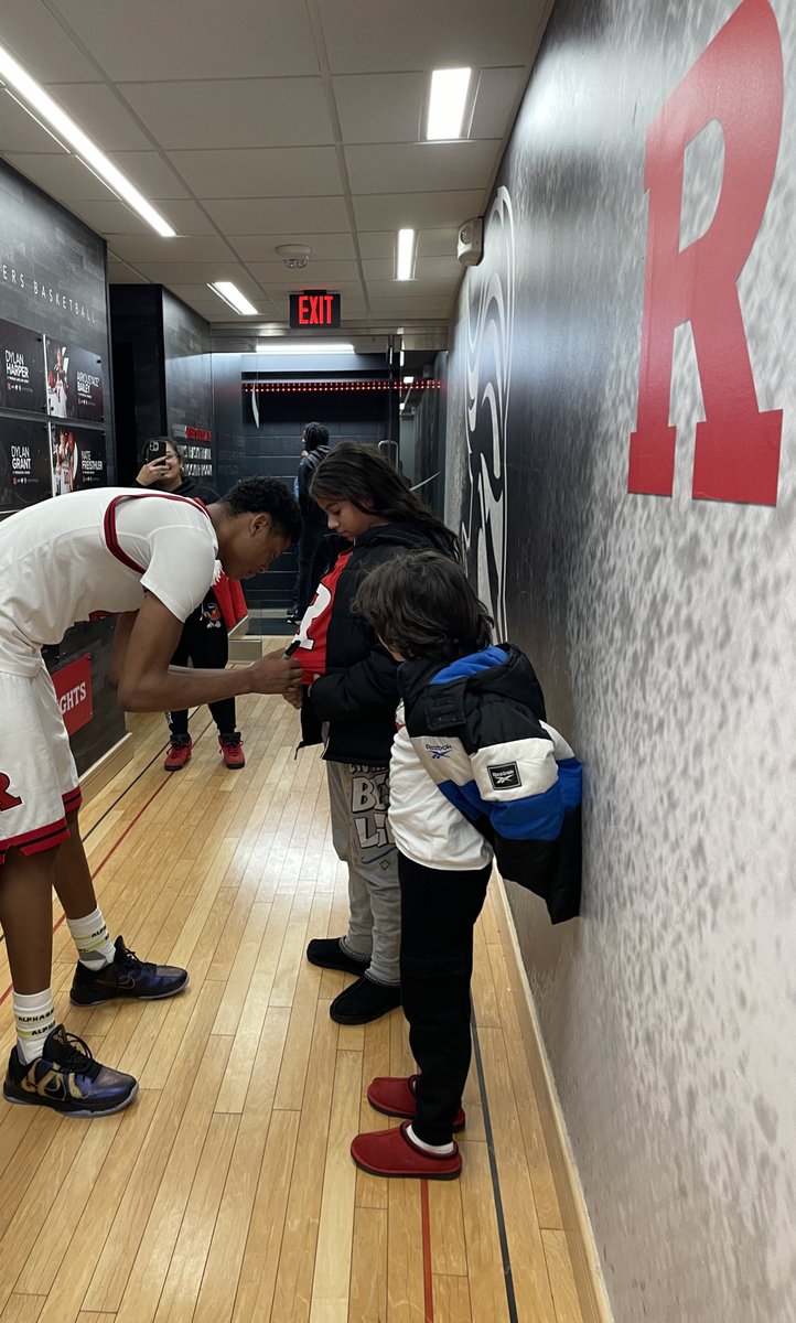 GreenyRU's tweet image. Wasn’t sure why I took this photo when I did but now I do.
One of the best players I’ve ever seen in person on the court & one of the nicest people off the court.
Ace @AiriousB is going to be a star in the @NBA & in life. @RutgersMBB @R_Fund
Always rooting for you, #️⃣4️⃣. #GoRU