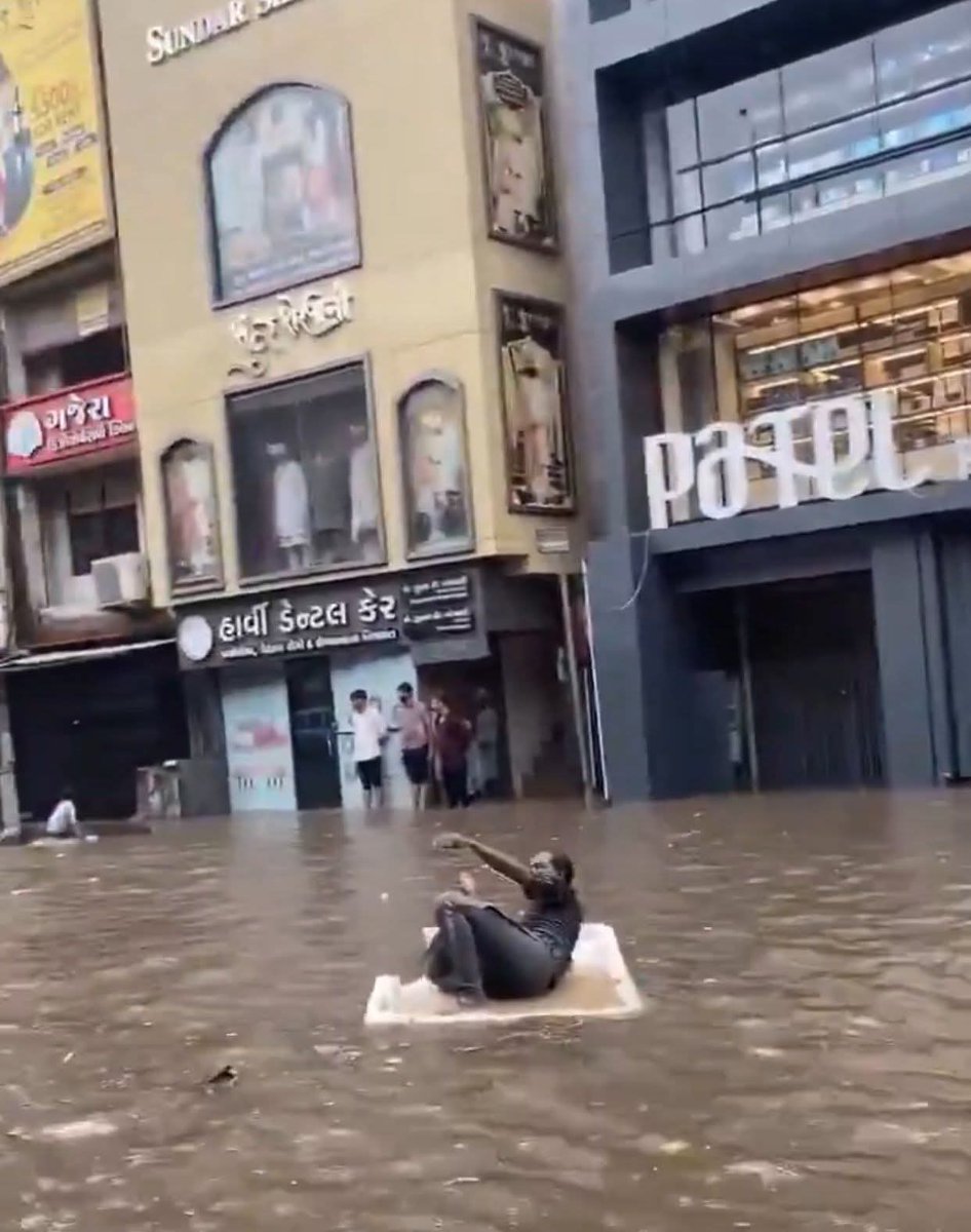 📍सूरत

- नगर निगम :- भाजपा

- विधायक :- भाजपा

- सांसद :- भाजपा

- मुख्यमंत्री :- भाजपा

- प्रधानमंत्री :- भाजपा

तो ज़िम्मेदार कौन है?

#Rainfall

नेहरू? 🤔😂