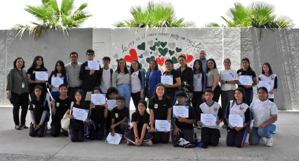 CedhDurango's tweet photo. El proyecto #ConstructoresdePaz reafirma el compromiso de educar con respeto y paz, es así como alumnas y alumnos de la Secundaria Ignacio Manuel Altamirano #ESIMA conocen más sobre "El respeto y la protección a los Derechos Humanos".
#HagamosQueLosDerechosHumanosSeVivan 🕊️ https://t.co/06VZj0yvTI
