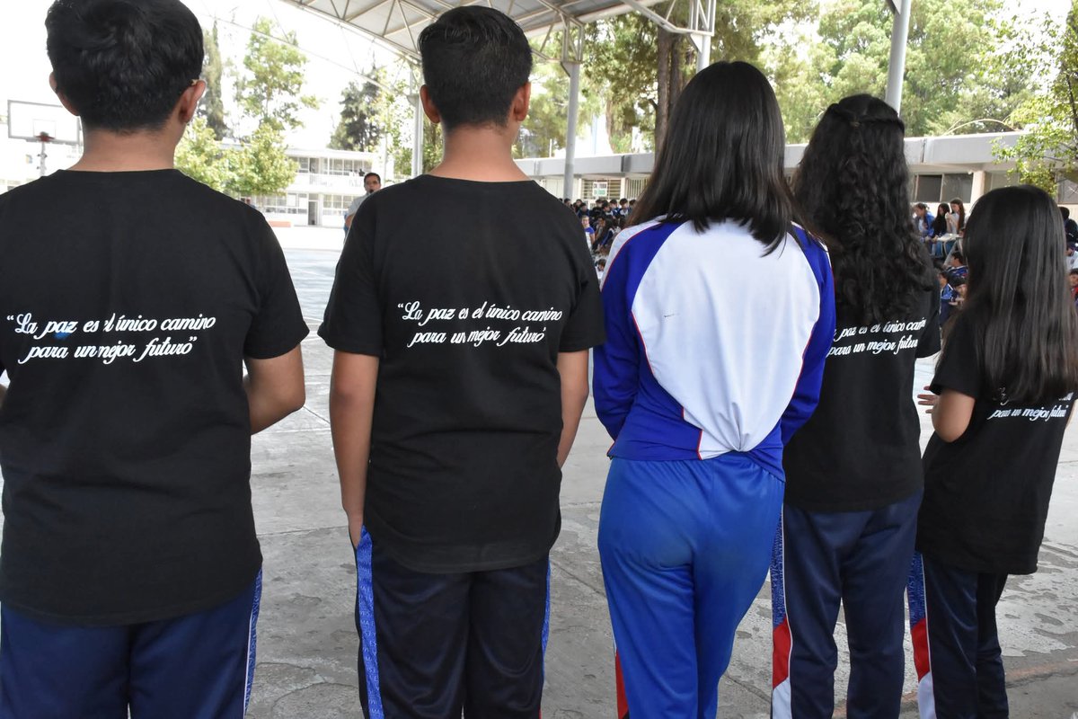 CedhDurango's tweet photo. El proyecto #ConstructoresdePaz reafirma el compromiso de educar con respeto y paz, es así como alumnas y alumnos de la Secundaria Ignacio Manuel Altamirano #ESIMA conocen más sobre "El respeto y la protección a los Derechos Humanos".
#HagamosQueLosDerechosHumanosSeVivan 🕊️ https://t.co/06VZj0yvTI