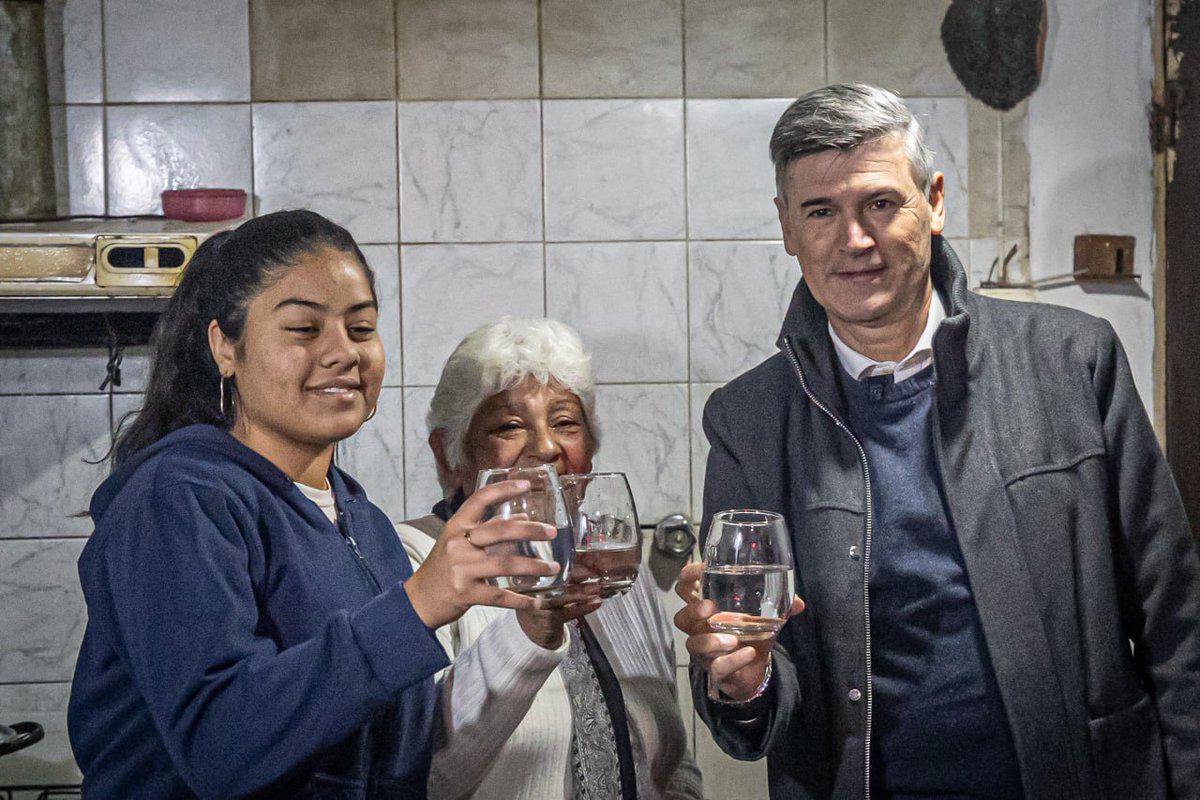 raullacava's tweet photo. Compartí con las familias de Barrio Las Cañitas uno de esos momentos que llenan el alma: la llegada del agua potable ❤️.
110 familias esperaron este día durante mucho tiempo, hoy, con el Programa #MásAgua #MásSalud ese anhelo se volvió realidad. https://t.co/bu7ikRsgE2