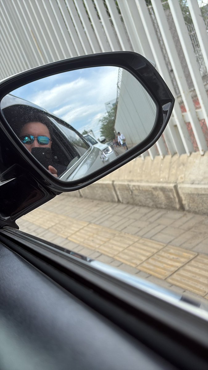 Нэг улсын төрийн тэргүүн ирэхэд зам хаадгаа л больчих