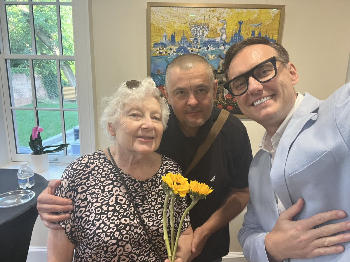 Oleh_Kotsyuba's tweet image. We had such a warm welcome at the @UkraineHouseDC today for an event about Ukrainian literature of the last 100 years and its struggle for freedom and dignity!
Many thanks to the people at the Embassy of Ukraine in the US, especially Ambassador @OMarkarova, Ukraine House,…