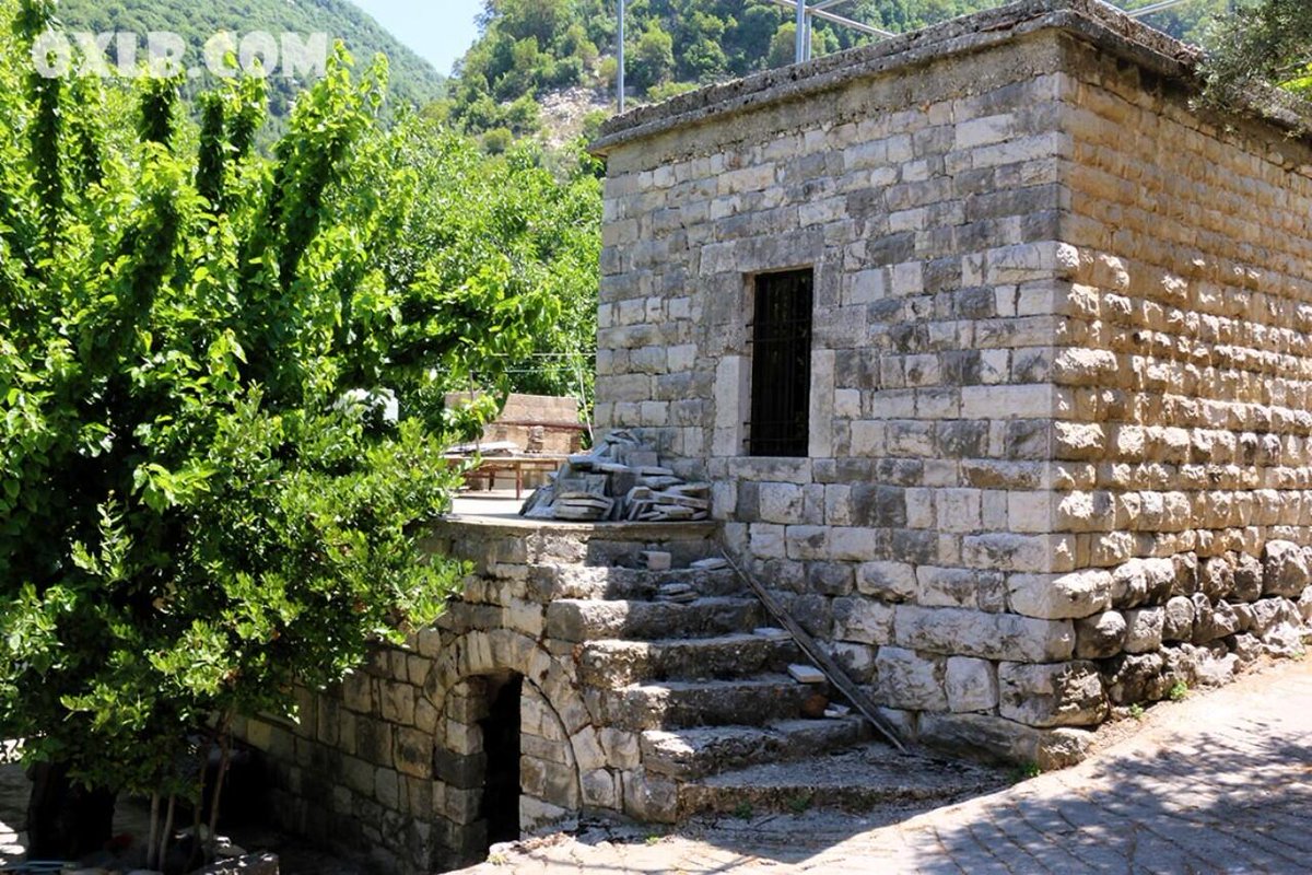 I love to see old houses under renovation... that one I saw through my discovery in villages above Jbeil Byblos

lebanonart.com

#lovelebanon #loveoldhouse #oldhouse #habil #discoverlebanon #jbeilbyblos #mylebanon