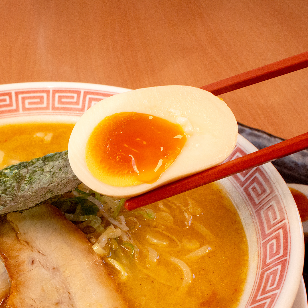 kourakuen_pr's tweet photo. 【#幸楽苑おすすめトッピング 】

その2 味玉
特製の味付けタレに漬け込むことで、
幸楽苑のらーめんに合うように仕上げました！✨

トロトロの濃厚な黄身を、
麺と絡めて召しあがれ！😍🍜 https://t.co/DoHNNf0VGF