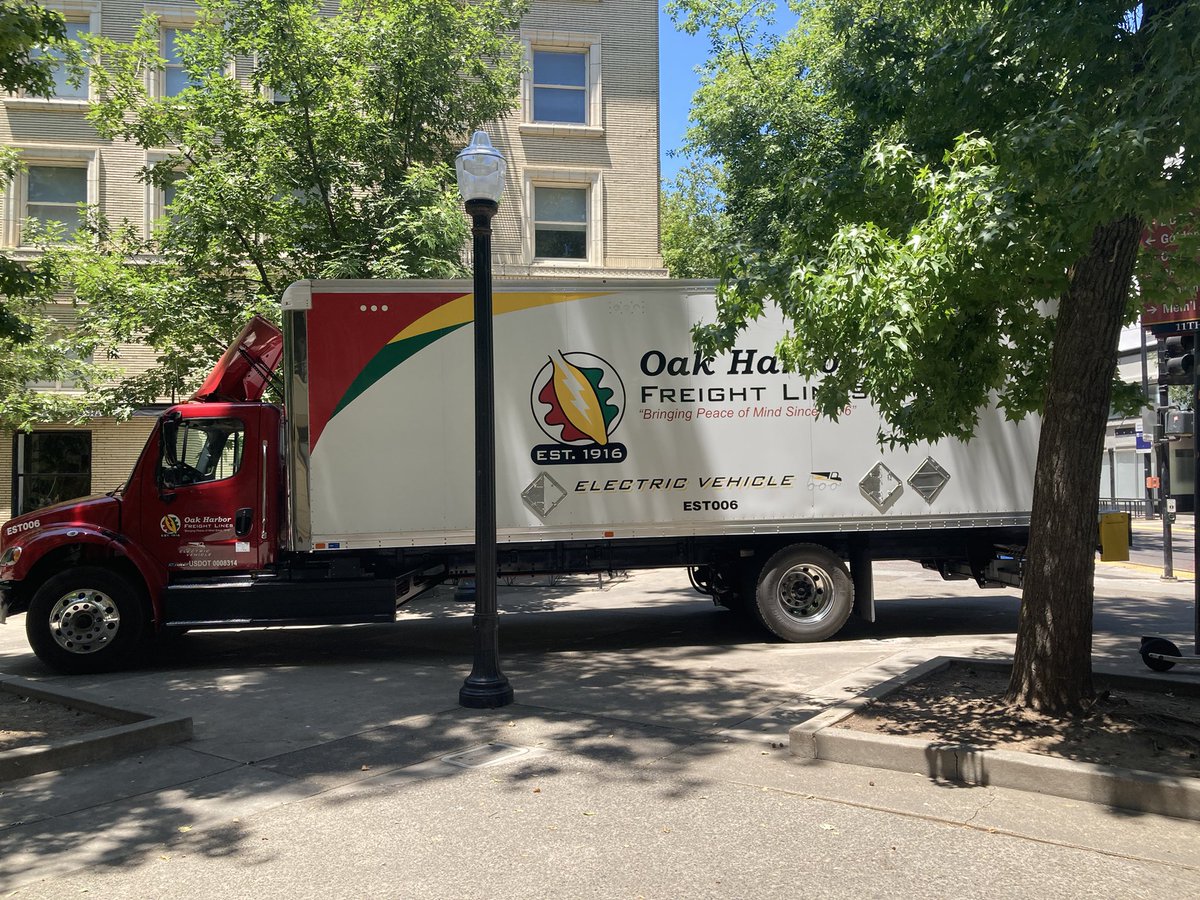 Heavy duty #Electric <a href="/freightliner/">Freightliner Trucks</a> staring down Capitol.  #caleg