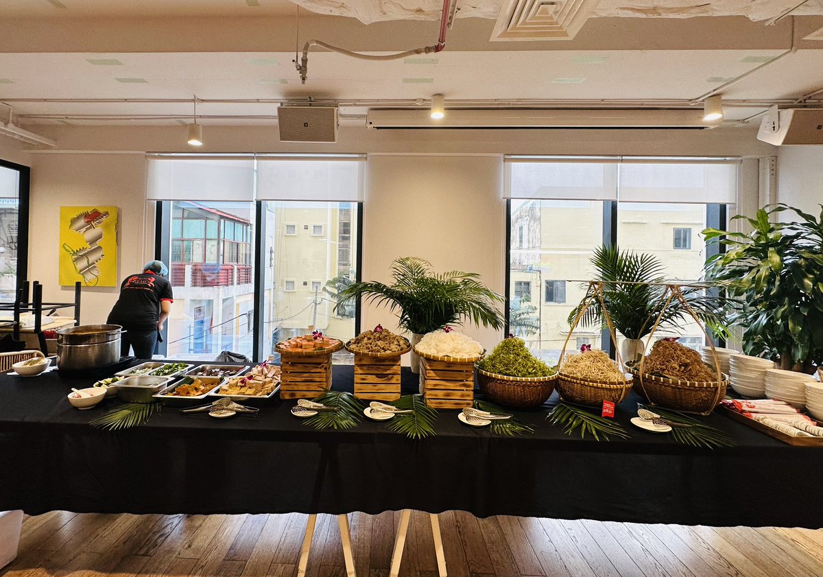 marcle1985's tweet photo. Hump day at @WeWork #Vietnam🇻🇳

WeWork #Vietnam has once again brought the vibrant Saigon street food vibe into our space, this time with Bún Riêu, a flavorful Vietnamese rice noodle soup made with a rich broth of tomatoes, shrimp paste, fish sauce, and crab meat.

🎯Lim Tower 3 https://t.co/0ppKoAEdwS
