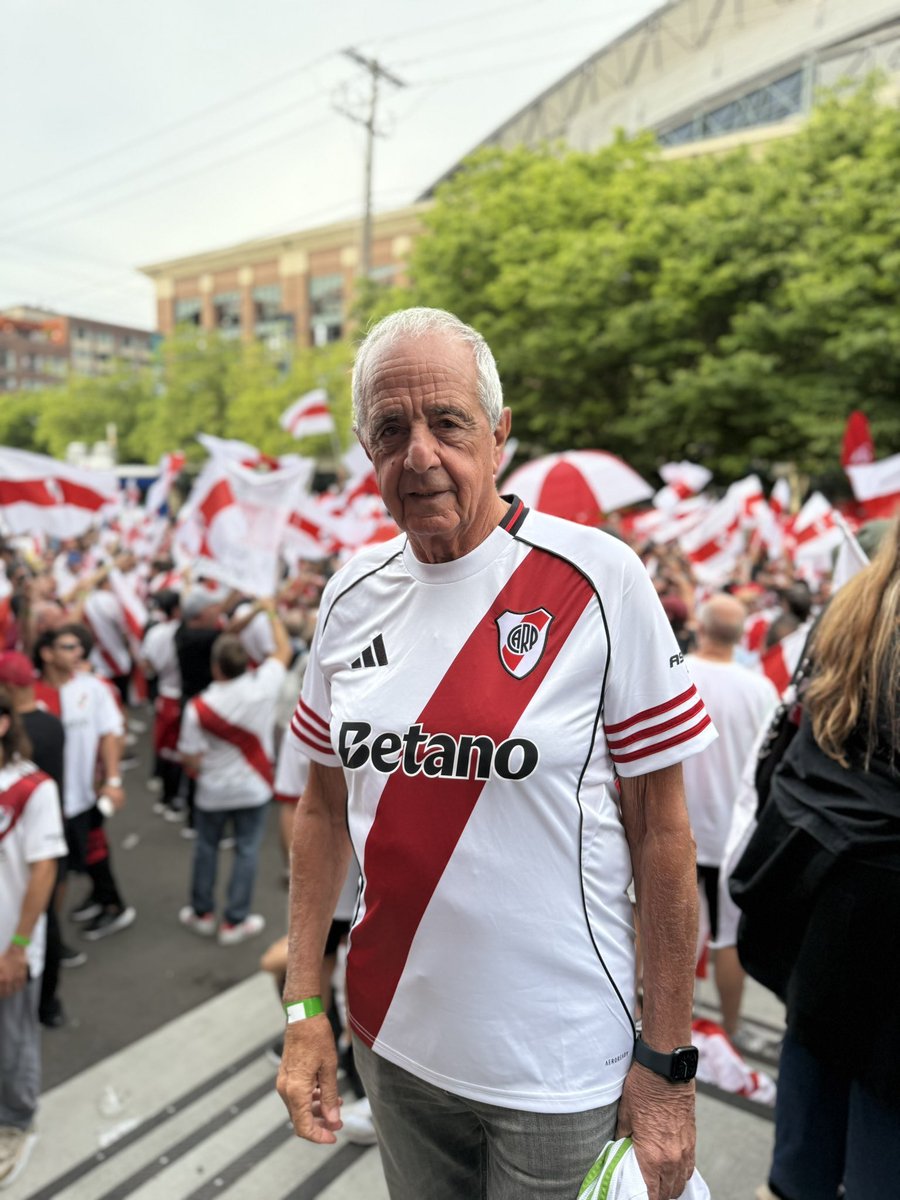 Lauty ⚪️🔴⚪️ (@river8696) on Twitter photo Vi del escribano Kent a Brito ,nunca vi que un ex presidente pueda estar así entre los hinchas ,tampoco que lo ovacionen una cancha llena como en 2021 ,cuando dejaba la presidencia y tampoco vi a un presidente con la camiseta puesta ,<a href="/RodolfoDonofrio/">Rodolfo D'Onofrio</a> es Mick Jagger <a href="/RiverPlate/">River Plate</a> Vi del escribano Kent a Brito ,nunca vi que un ex presidente pueda estar así entre los hinchas ,tampoco que lo ovacionen una cancha llena como en 2021 ,cuando dejaba la presidencia y tampoco vi a un presidente con la camiseta puesta ,<a href="/RodolfoDonofrio/">Rodolfo D'Onofrio</a> es Mick Jagger <a href="/RiverPlate/">River Plate</a>