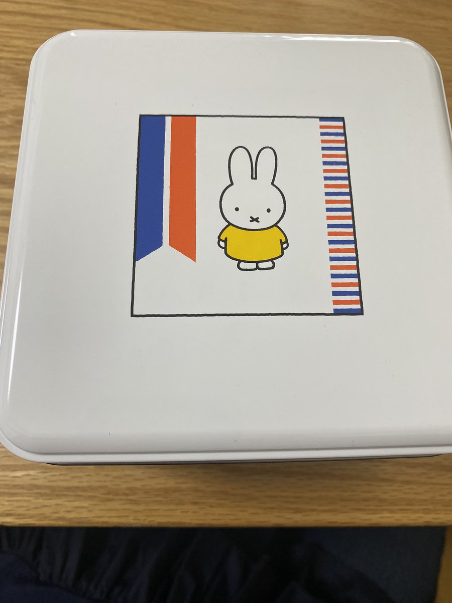 いただいたバッチ✨
いつのまにかはじめの入れ物が満杯に！新たなお気に入り缶に入れてます😊