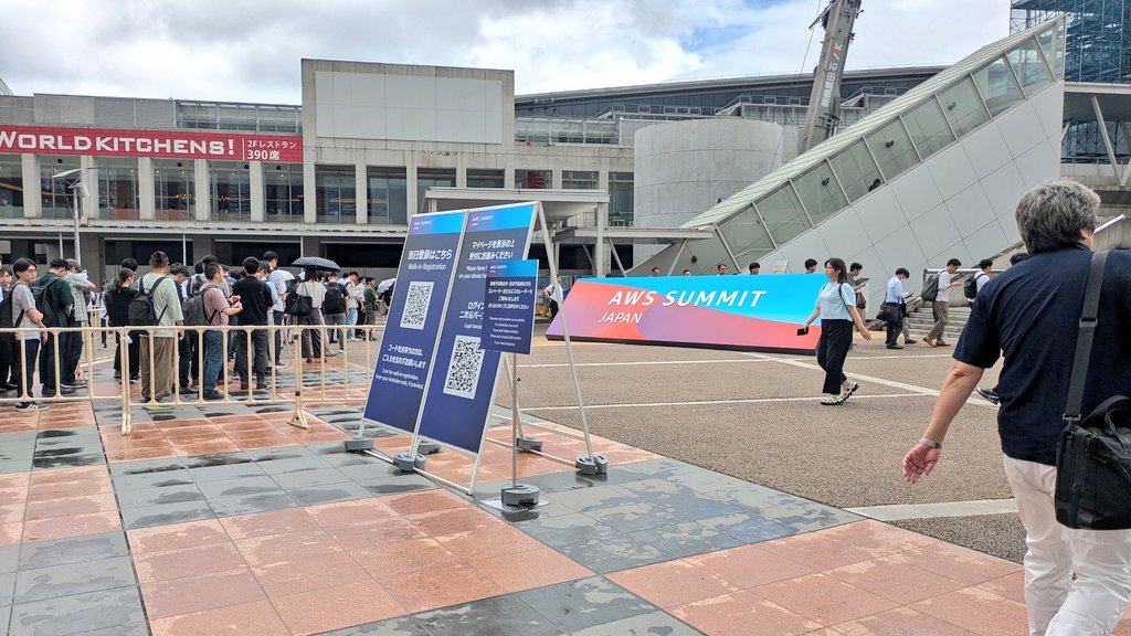 nemumikoppe's tweet photo. #AWSSummit 
人多っ会場デカっ
この会場で最もAWSの知識が無い自信がある https://t.co/gm2KADGue7