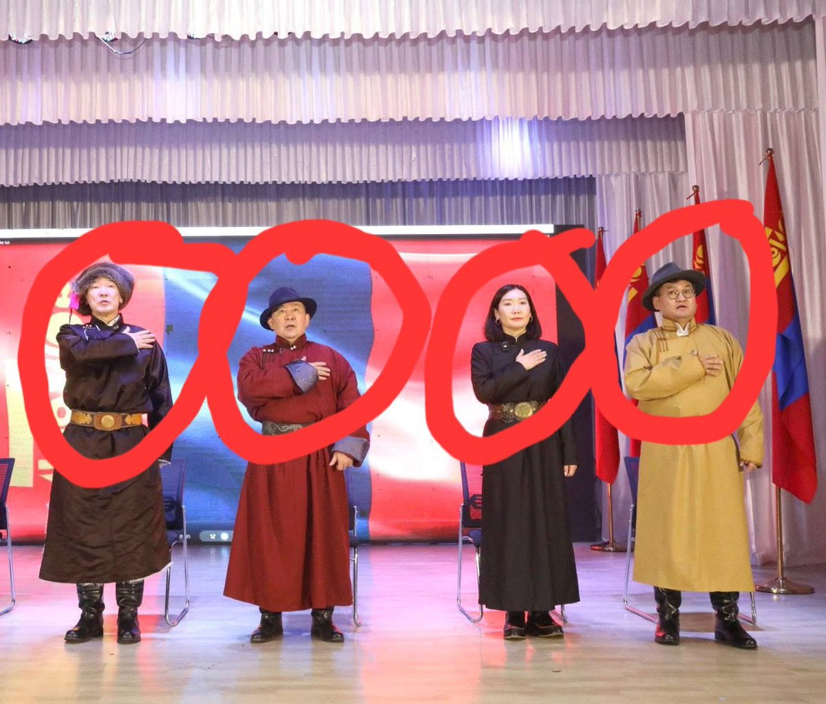 Бузрууд нэгнийгээ амь тэмцэнэ хамгаалж байгааг хараарай. Жонхуу өөрийнх нь гар хөлийг тайрчих вий гэсэндээ байж ядаж байгаа байх. АН бас Жонхуугийн нөлөөнд  тэр чигээрээ автчихсан