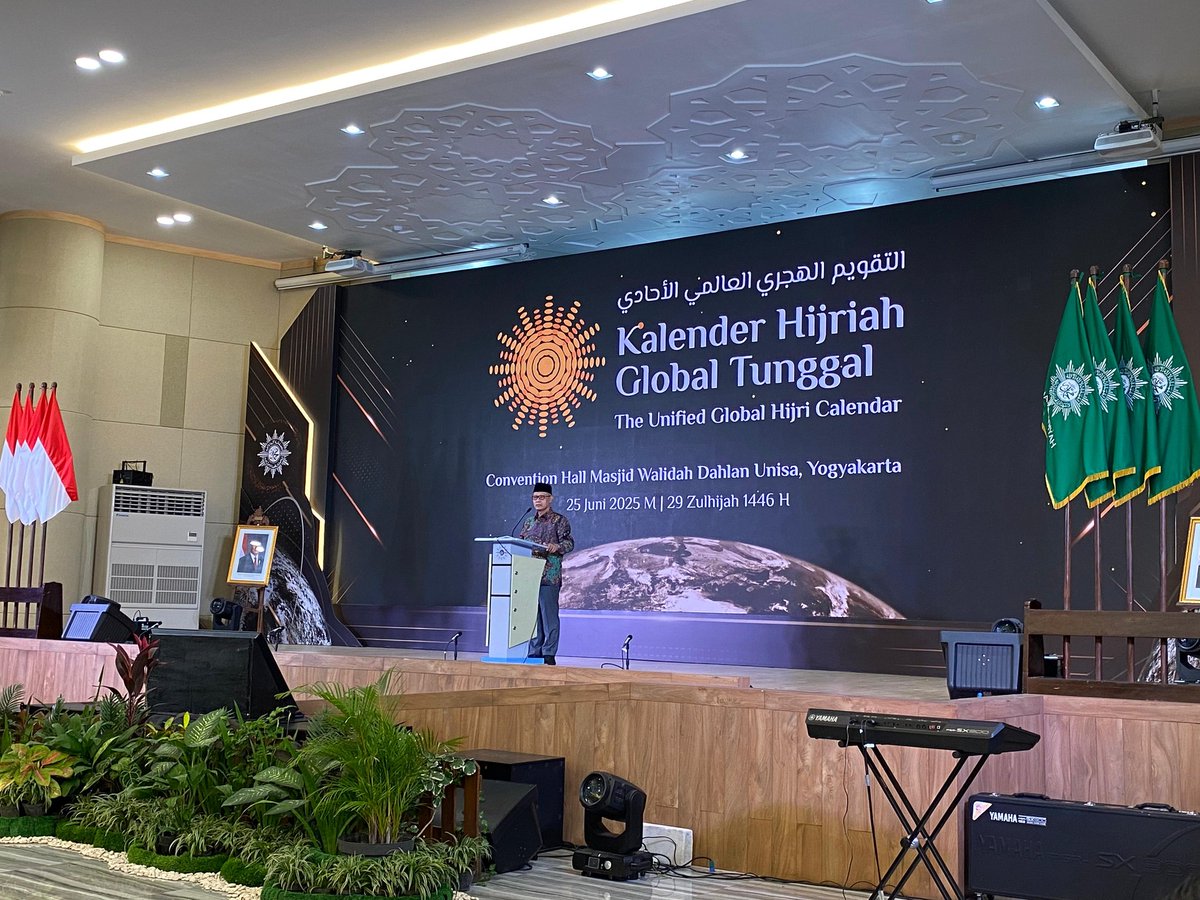 Ketua Umum Pimpinan Pusat Muhammadiyah menyampaikan pidato sekaligus akan melaunching  KGHT. 

#SaatnyaKalenderHijriahGlobalTunggal #KalenderHijriah #IslamBerkemajuan