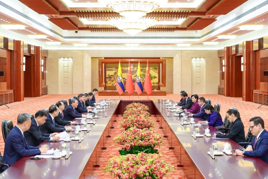 El primer ministro chino, Li Qiang, se reunió el martes en Beijing con el presidente ecuatoriano, Daniel Noboa, quien se encuentra en China para asistir al Foro Davos de Verano 2025.
Li señaló que China está contenta de ver más productos de alta calidad de Ecuador exportados a