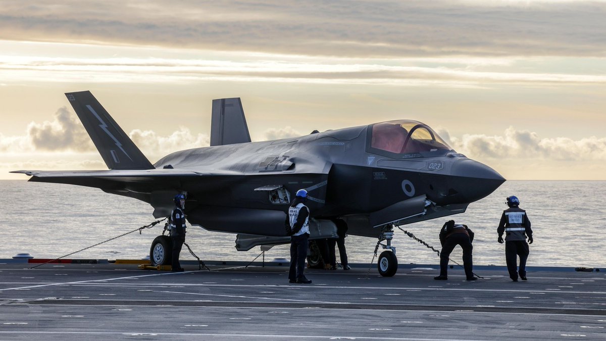 War_Monitoring's tweet image. #BREAKING 🇬🇧✈️ The UK is set to acquire 12 F-35A jets capable of carrying nuclear bombs —

Downing Street calls it “the biggest strengthening of the UK’s nuclear posture in a generation.” (via BBC)

#UKDefense #F35A #NuclearPosture #RAF #BritishMilitary #DefenseUpgrade #BBCNews