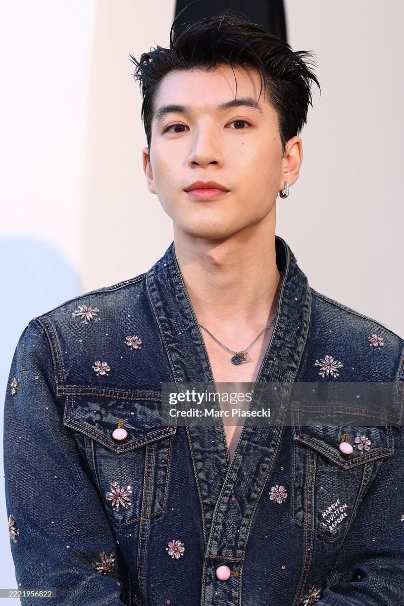 _embieiu's tweet photo. he didn’t walk in, he glided. HIEUTHUHAI at LVMenSS26 y’all 🤩✨
@LouisVuitton 

HIEUTHUHAI in Paris for LVMenSS26
#HIEUTHUHAIxLVMenSS26 https://t.co/LR2cpk0eRJ