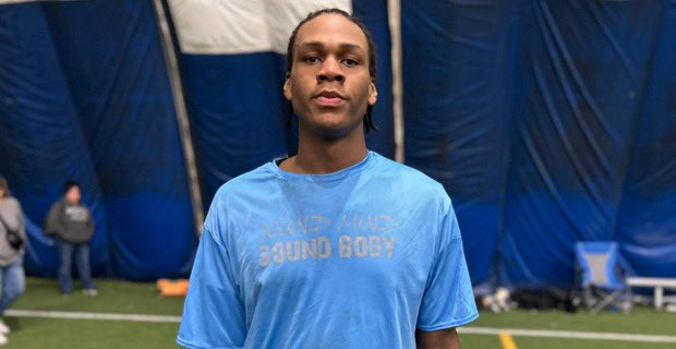 Detroit Central DL Jeremiah Gray is committed to Cincinnati but got offered by Kentucky, Iowa and Wisconsin and took OVs with them.

He also OVed with the Bearcats and says he remains committed though.

247sports.com/article/cincin…