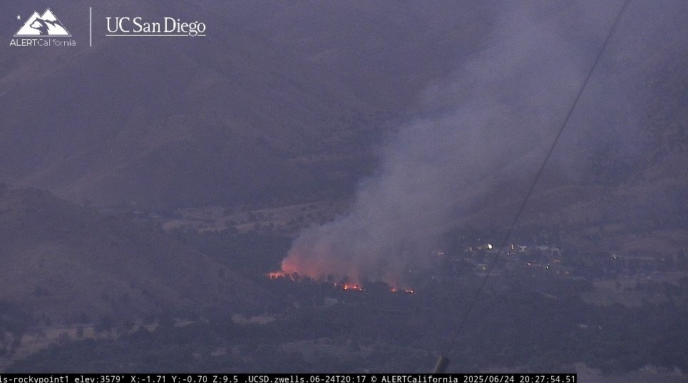 SkyzSmokey's tweet image. #FrandyFire In Kernville, Kern River Riverbottom. Fire is appox 3 acres w/ over a dozen spot fires. @kerncountyfire is responding with a first alarm including 1 Copter.