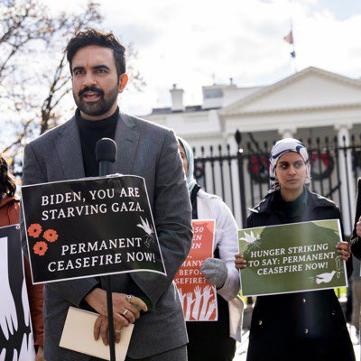 Lo que ha ocurrido en Nueva York es una completa locura. 

Un musulmán radical de la más extrema izquierda, comunista, ha ganado la primaria demócrata y seguramente será pronto el nuevo alcalde de la ciudad. 

Se convirtió en ciudadano hace apenas siete años. Sálvese quien pueda.