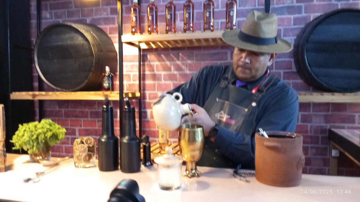 AilynRu80819364's tweet photo. En la segunda jornada de la Feria Internacional #Expocaribe2025 en Santiago de Cuba, la combinación de sabores sigue siendo la gran protagonista. 🥃🇨🇺

#UnidosXCubaRon #ElProductorOriginal #CubaRonSA #SaborCubano #CulturaYTradicion https://t.co/W8OkvP2Rwz