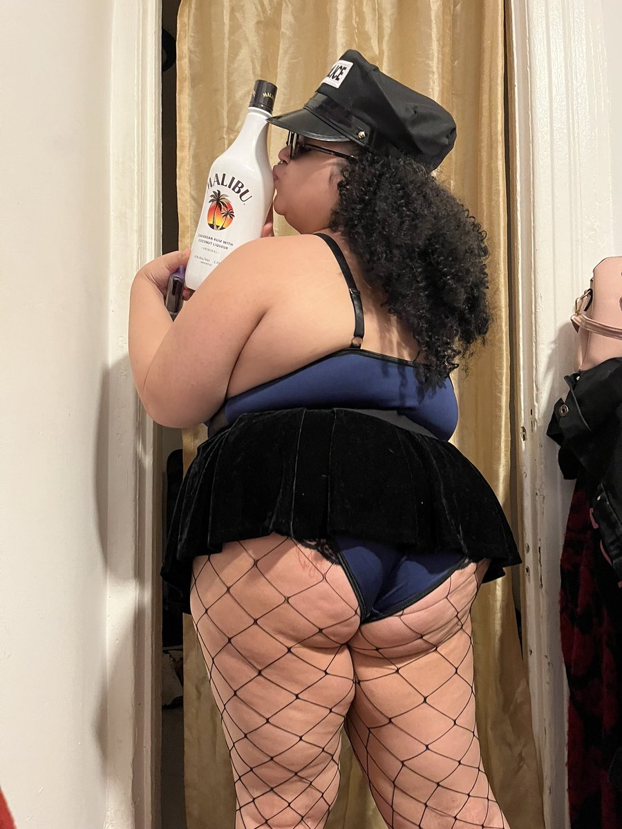 ThatBratDarling's tweet photo. @theBBWlover2 Thiccc and ready to serve https://t.co/oQ2sekC3wS