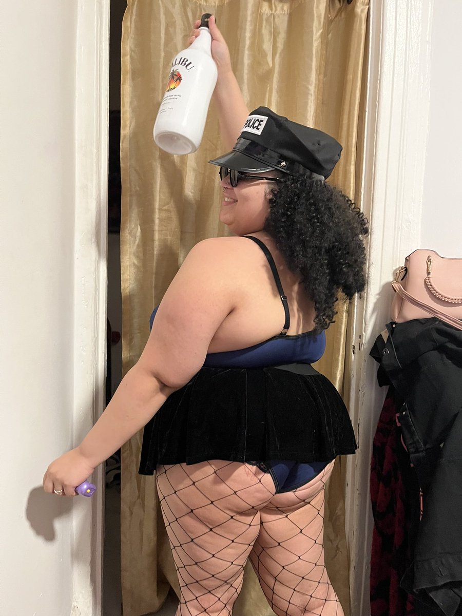 ThatBratDarling's tweet photo. @theBBWlover2 Thiccc and ready to serve https://t.co/oQ2sekC3wS