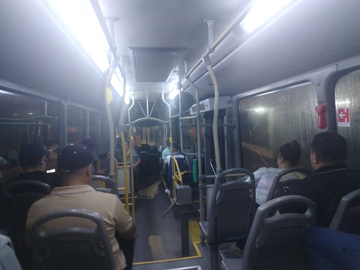 Siendo las 10:20pm de la noche el bus que no se le ve el numero hace la ruta C928 por la 12 de Octubre, ustedes mandando buses en rutas que ni se llenan..... <a href="/mibus/">Robert Mibus</a>